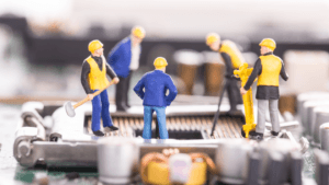 Servicio de mantenimiento de equipos de cómputo en Bloomtech, mostrando técnicos trabajando en computadores y servidores para garantizar un óptimo funcionamiento.