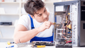 Servicio de mantenimiento de equipos de cómputo en Bloomtech, mostrando técnicos trabajando en computadores y servidores para garantizar un óptimo funcionamiento.