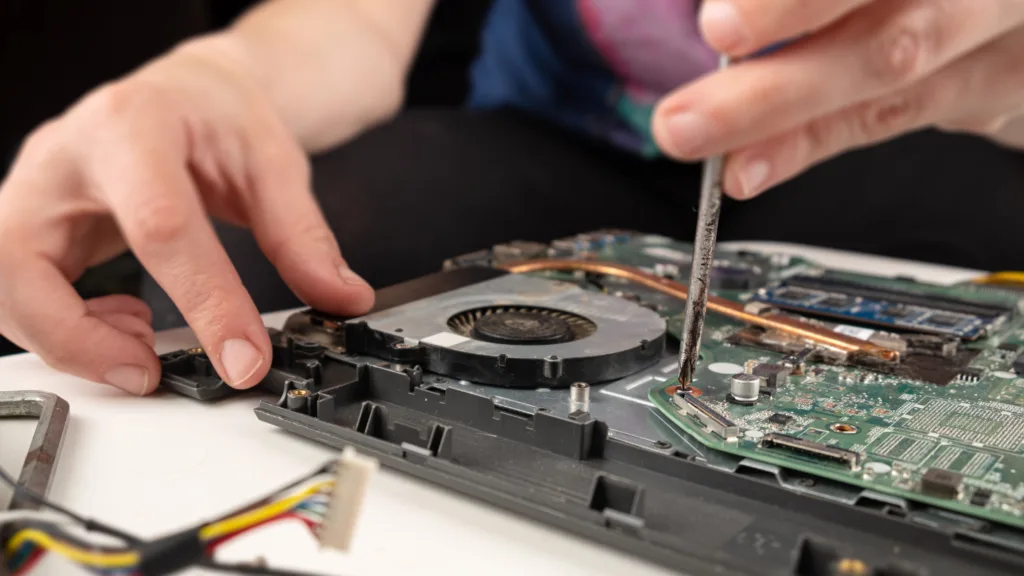 Servicio de mantenimiento de equipos de cómputo en Bloomtech, mostrando técnicos trabajando en computadores y servidores para garantizar un óptimo funcionamiento