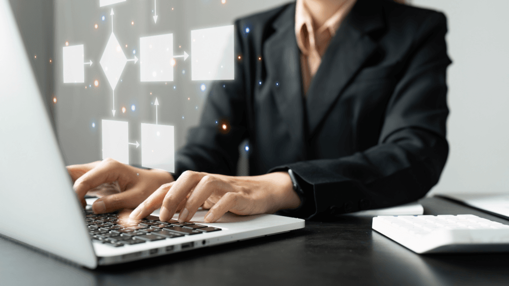Profesional en traje de oficina utilizando un portátil para crear procesos corporativos, simbolizando la eficiencia y productividad en el entorno laboral.
